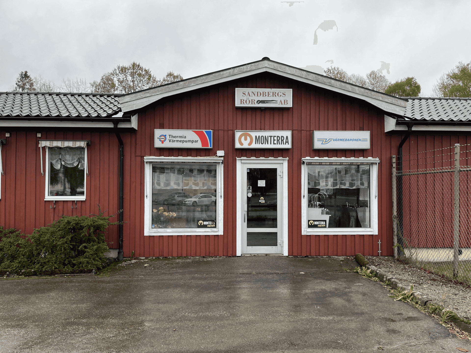 Butiksentré med skyltar för Thermia Värmepumpar och Monterra ovanför skyltfönstren.