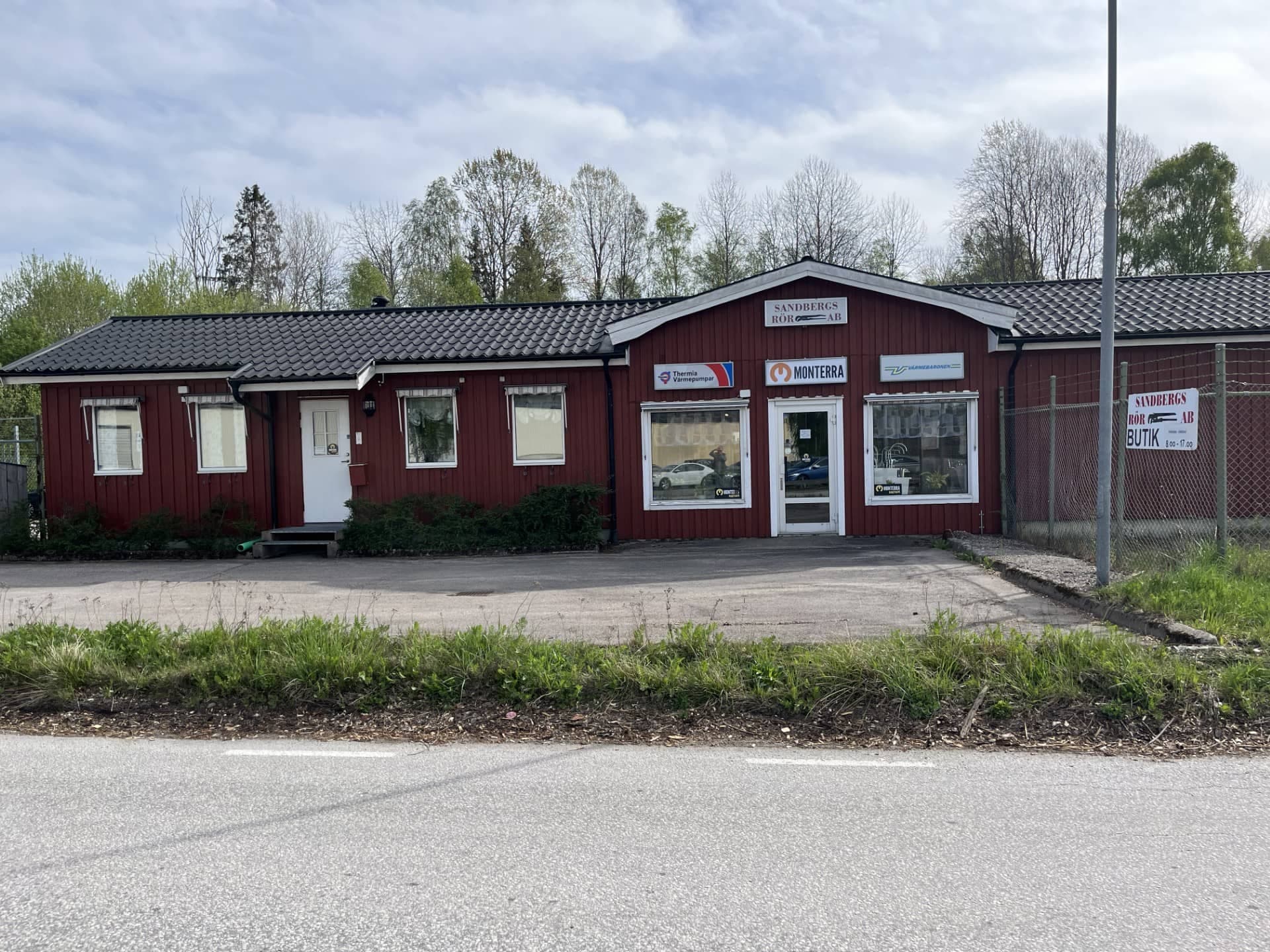Sandbergs Rörs butiksbyggnad sedd från vägen en sommardag.