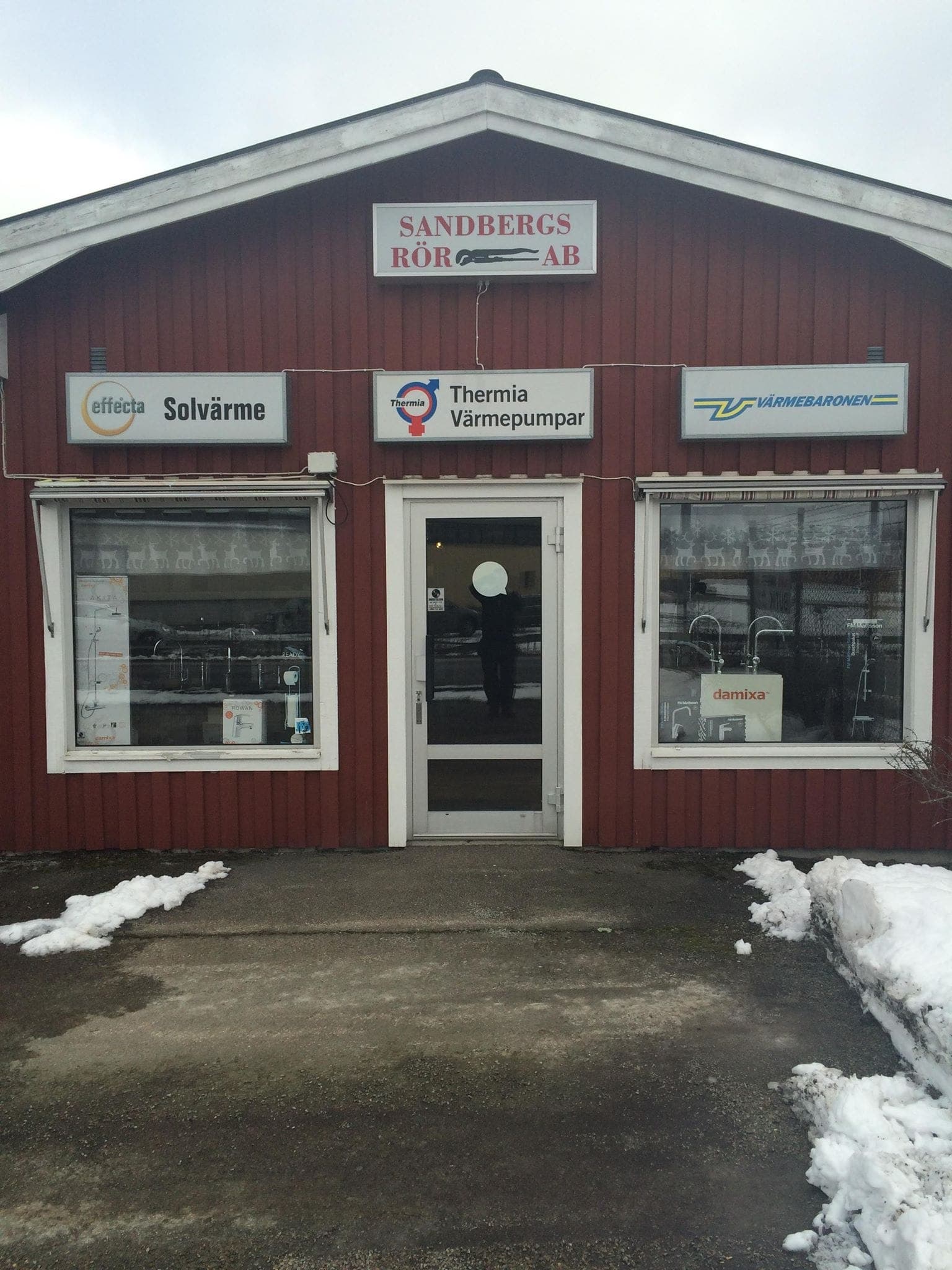 Butiksfasaden med skyltar för Sandbergs Rör, Thermia Värmepumpar, Värmebaronen och Solvärme.